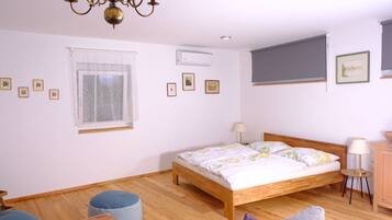 1 chambre, lit parapluie, Wi-Fi gratuit, draps fournis