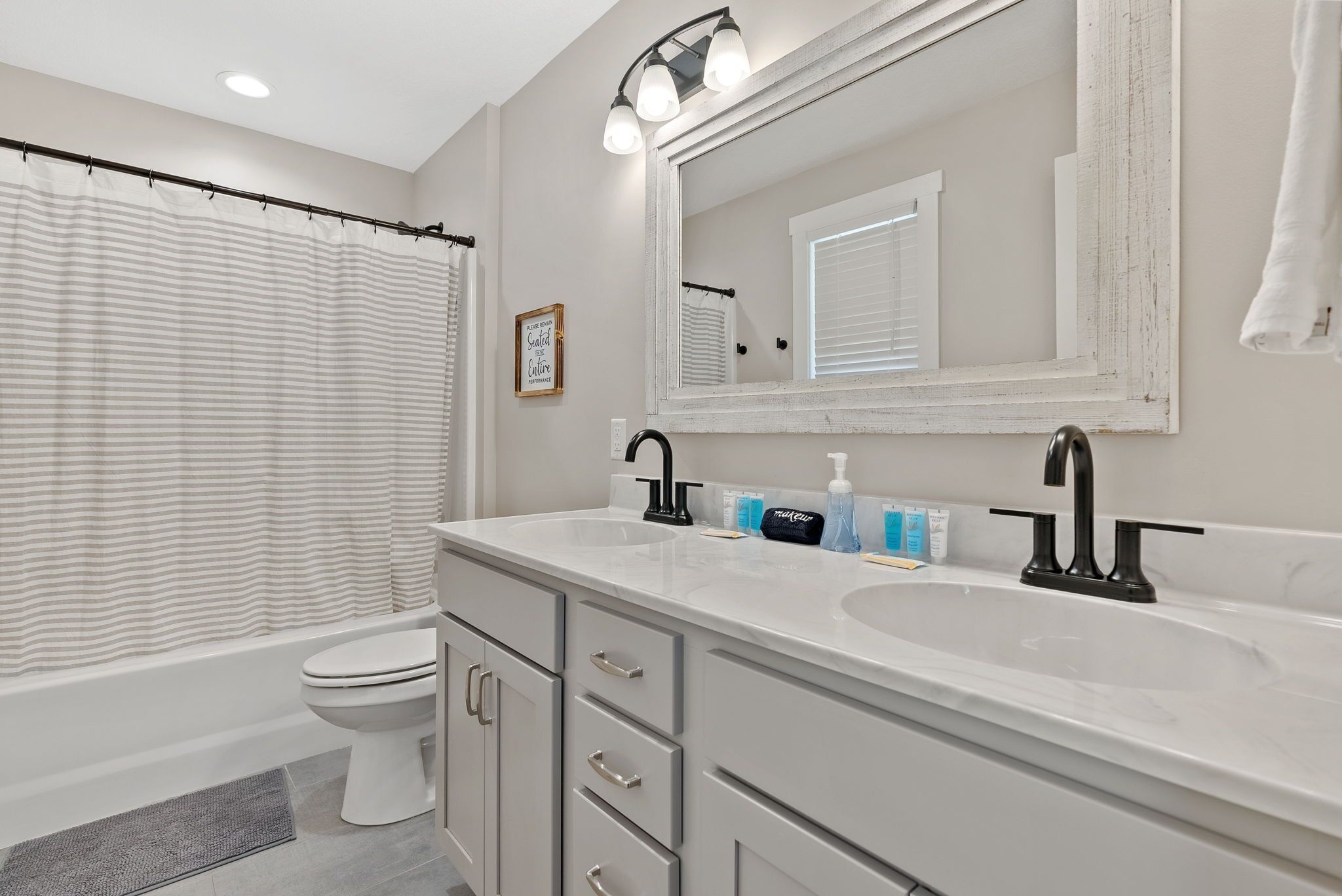 Kombinert dusj/badekar, hårføner, håndklær og såpe