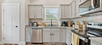 New home w/hot tub, fireplace, firepit - Less than 1/2 mi to Main St.