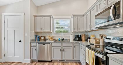 New home w/hot tub, fireplace, firepit - Less than 1/2 mi to Main St.