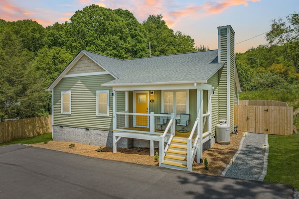 Welcome to The Honey House! Private parking and fully fenced back yard.
