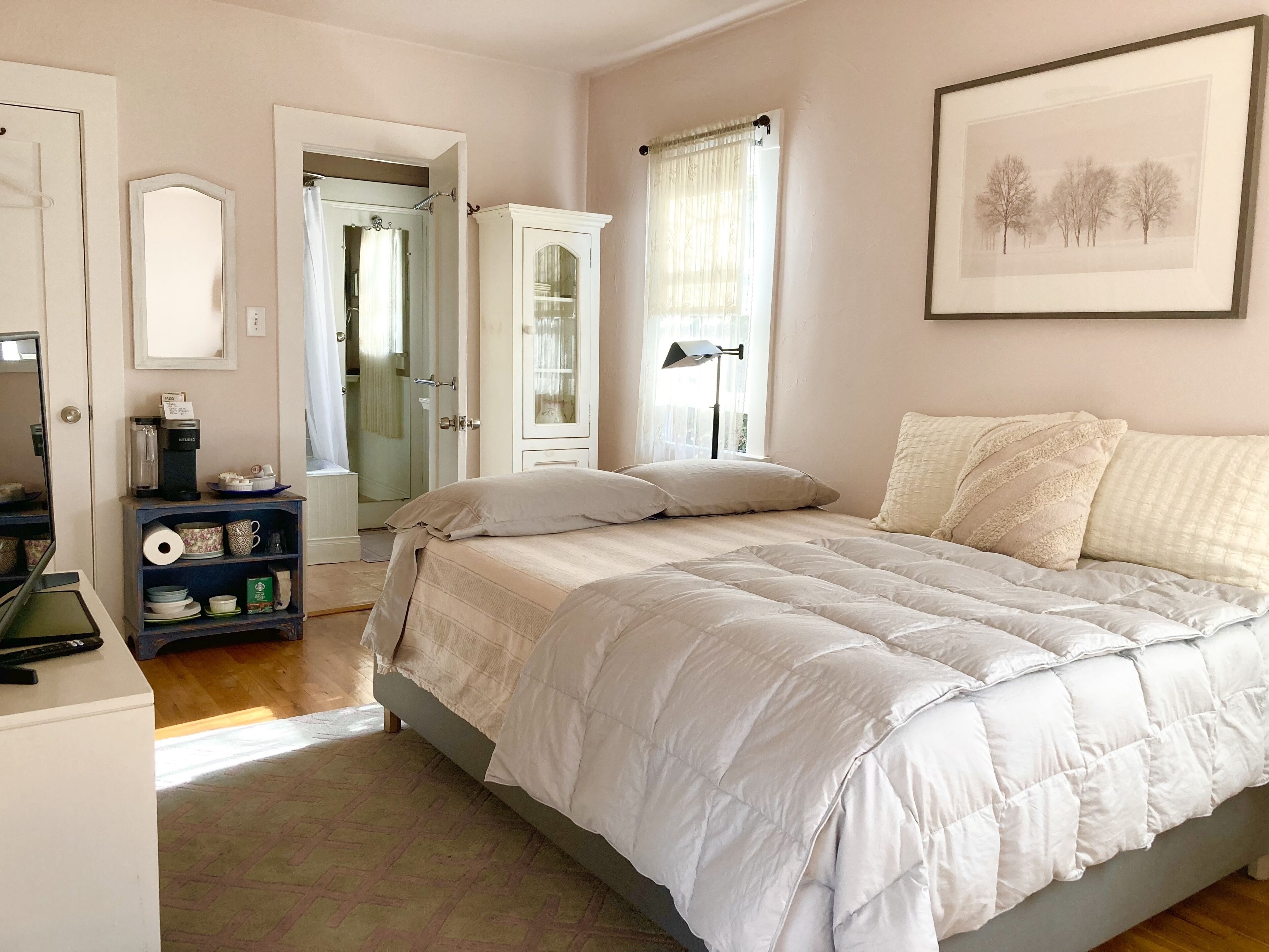 Charming Room with Private Entrance and Garden in Venice Beach.