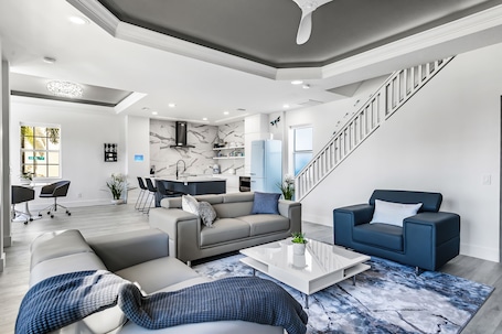 Smart TV. Chic & Cozy River District Townhouse