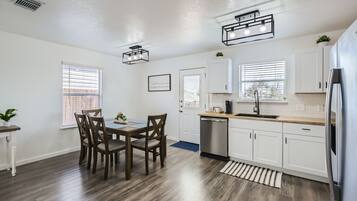 Køleskab, mikrobølgeovn, ovn, kogeplade