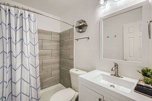 Regadera, secadora de cabello, toallas, jabón 