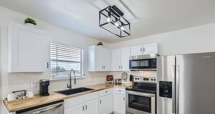 Cozy & Clean 2BR w/views âą Lackland BMT âą Riverwalk