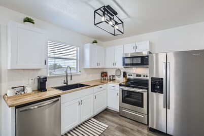 Cozy & Clean 2BR  w/views • Lackland BMT • Riverwalk!
