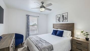 2 slaapkamers, een bureau, een strijkplank/strijkijzer, gratis wifi