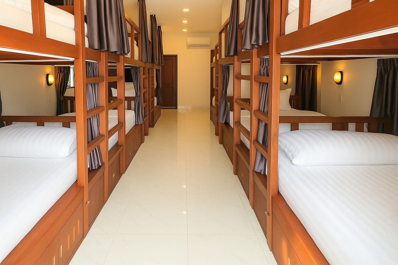 Una cassaforte in camera, una scrivania, insonorizzazione