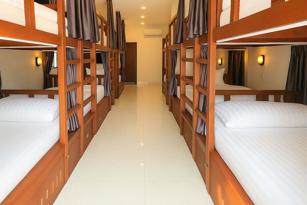 Tallelokero huoneessa, työpöytä, äänieristys, silitysrauta/-lauta