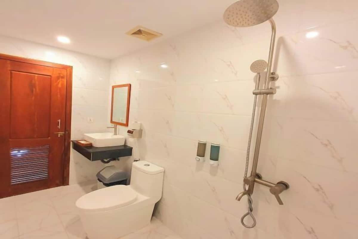 Shower, shower pijat air, dan perlengkapan mandi gratis