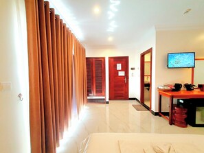 Family Suite with Balcony | In-room safe, soundproofing, iron/ironing board, free WiFi - Darling Pub Hostel (Siem Reap)