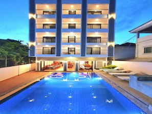 Indoor pool - Darling Pub Hostel (Siem Reap)