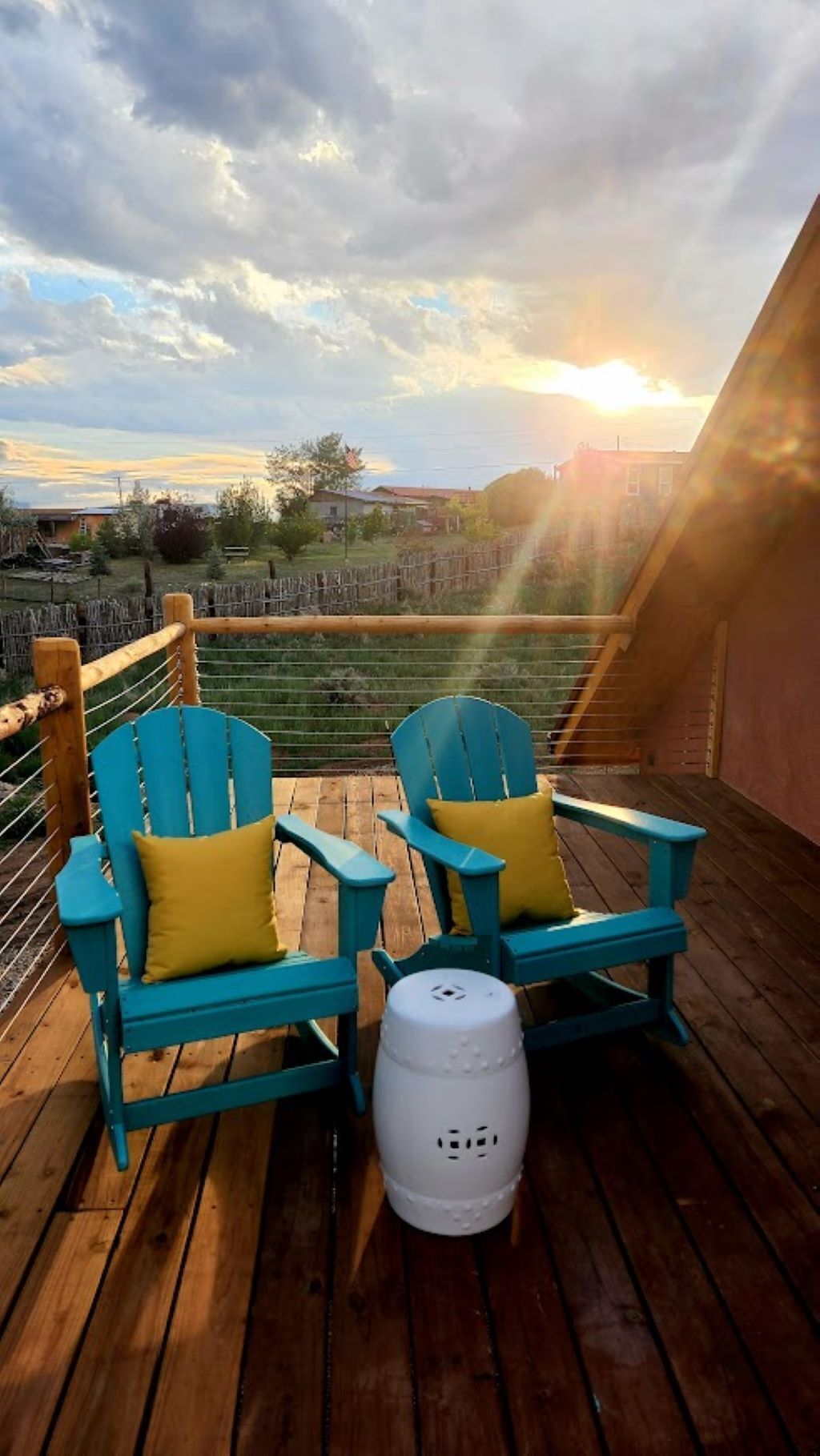 Gorgeous mountain views, a relaxing hot tub, and close proximity to all