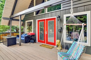 Terrace/patio - Rustic Cougar Cabin w/ Wood-Burning Fire Pit! (Cougar)