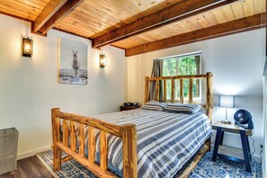 1 bedroom, desk, free Internet, bed sheets