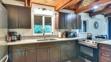 Microwave, cookware/dishes/utensils, paper towels