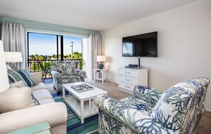 Fernseher, Tischtennisplatte, Bücher