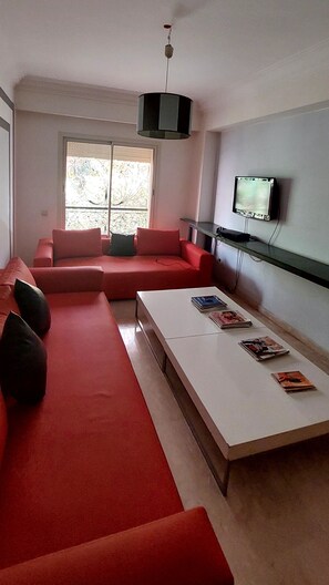 Smart-tv, tv-spel och ett bordtennisbord