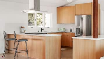 Een koelkast, een magnetron, een oven, een kookplaat