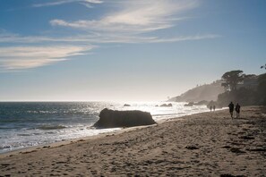 Playa en los alrededores, camastros y toallas de playa 