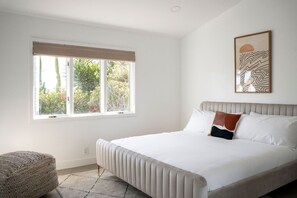 3 habitaciones, escritorio y tabla de planchar con plancha