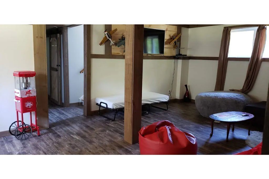 Beautiful 4 Bedroom 2bath Cottage on 3 Acre Wooded Land