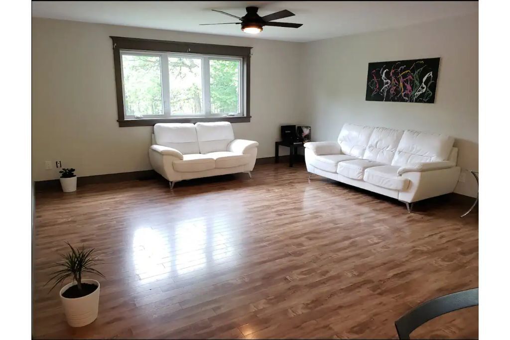 Beautiful 4 Bedroom 2bath Cottage on 3 Acre Wooded Land