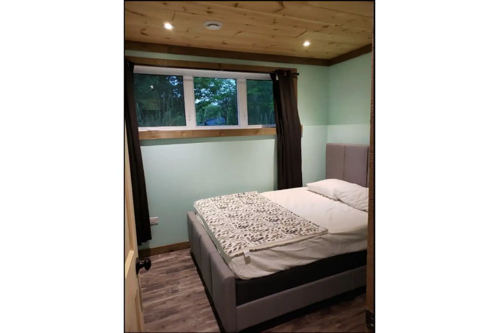 Beautiful 4 Bedroom 2bath Cottage on 3 Acre Wooded Land