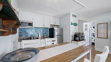 Frigorifero, microonde, piano cottura, macchina per tè/caffè