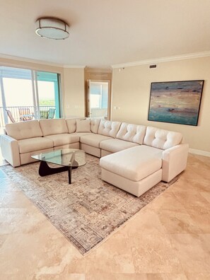 Smart TV, DVD player, printers - Dunes Lifestyle - Private Beach Club (Naples)