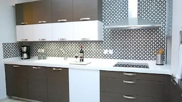 Kühlschrank, Ofen, Herdplatte, Wasserkocher