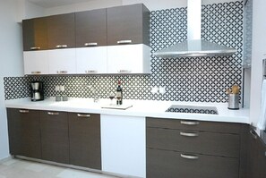 Jääkaappi, uuni, liesi, vedenkeitin