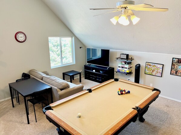 Chimenea, reproductor de DVD, futbolito, mesa de ping pong