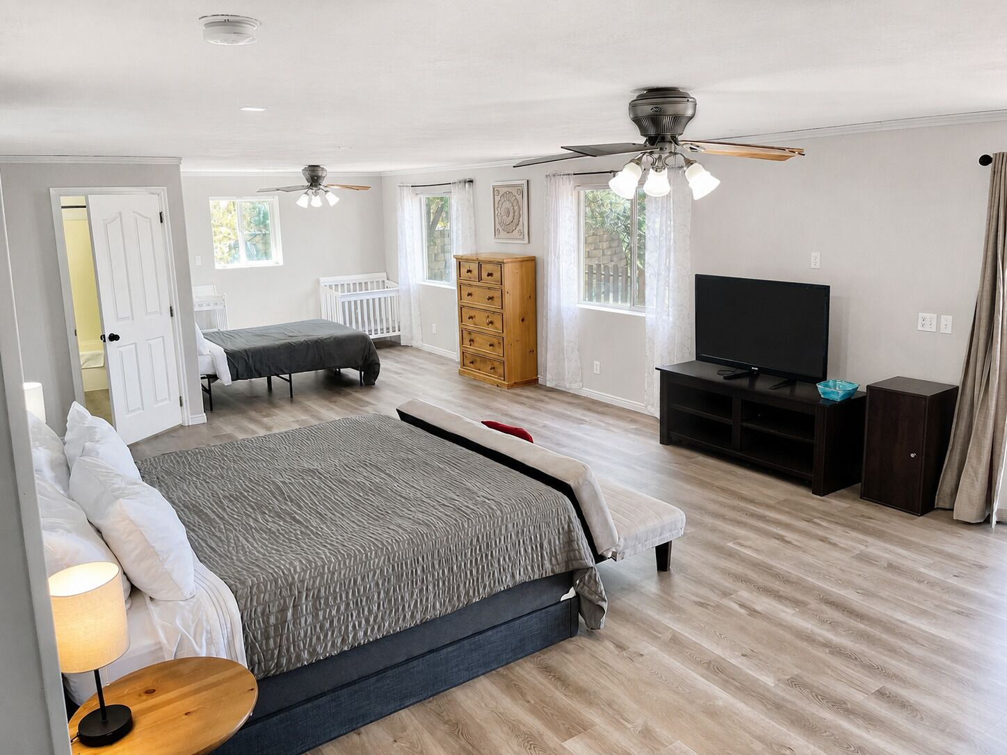 6 bedrooms, iron/ironing board, WiFi, bed sheets