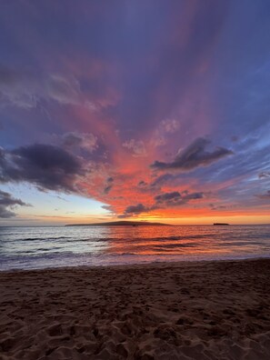 Una spiaggia nelle vicinanze, lettini da mare