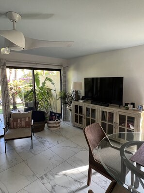 Smart TV, libros, estéreo y monitor de computadora