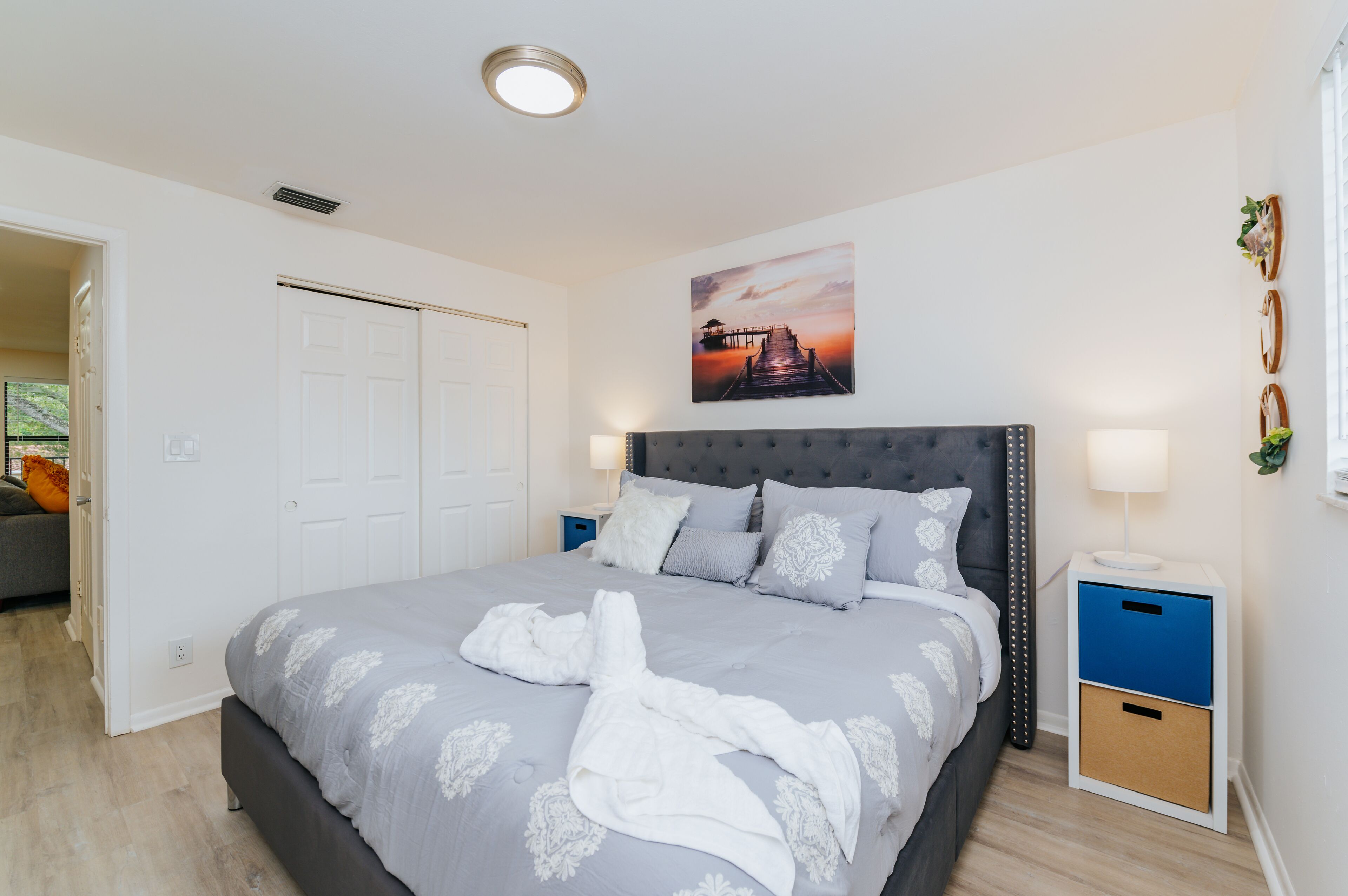 Modern APT - Close to beach, a neighborhood dock & Downtown and has Free Parking