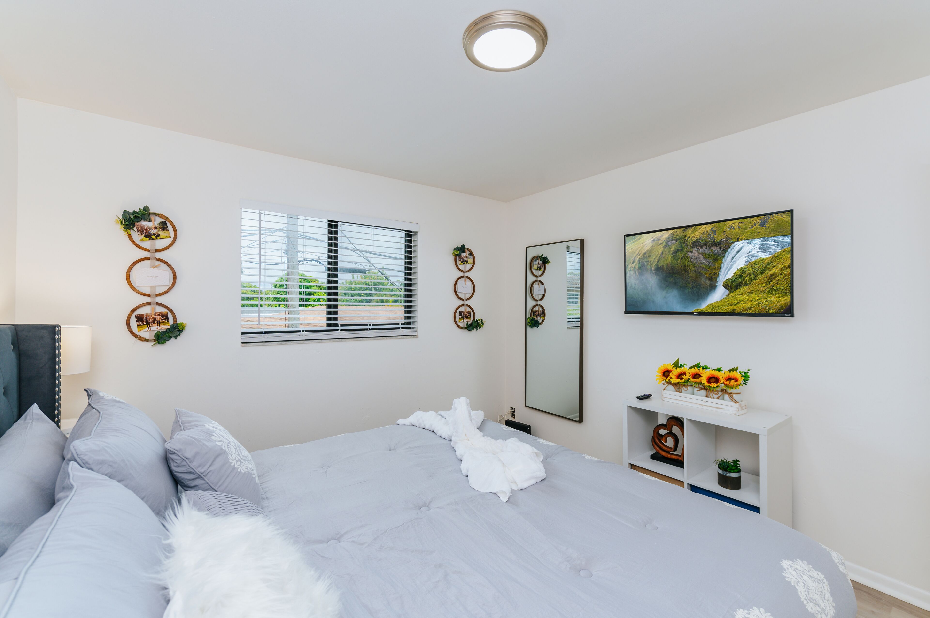 Modern APT - Close to beach, a neighborhood dock & Downtown and has Free Parking