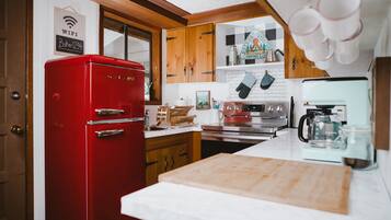 Køleskab, mikrobølgeovn, ovn, kogeplade