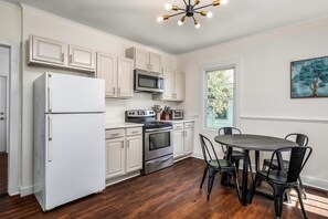 Réfrigérateur, four à micro-ondes, un four, surface de cuisson