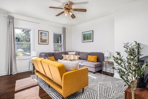 3bd 2ba Townhouse. Walkable to College and walking paths. Longer stays welcome