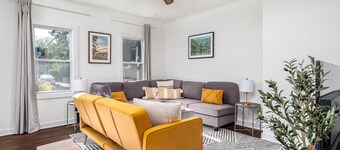3bd 2ba Townhouse. Walkable to College and walking paths. Longer stays welcome