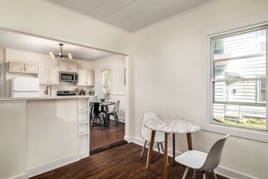 Fridge, microwave, oven, stovetop - 3bd 2ba Townhouse. Walkable to College and walking paths. Longer stays welcome (Williamstown)