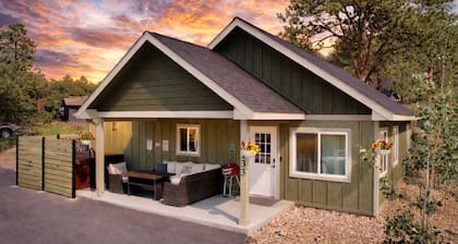 Hike Into RMNP From House-Coaster Passes-Hot Tub-King Bed-A/C-BBQ