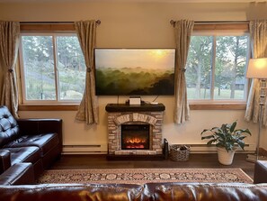 Smart TV, fireplace, video games, books - House in Forest Setting Near RMNP with Hot Tub and Mountain Coaster Passes (Estes Park)