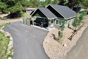 Une maison à deux étages dotée d’un porche abrité, d’une allée et d’un petit jardin.