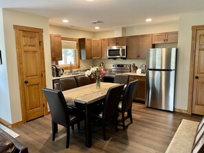 Fridge, microwave, oven, stovetop - House in Forest Setting Near RMNP with Hot Tub and Mountain Coaster Passes (Estes Park)