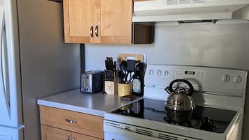 Een koelkast, een magnetron, een oven, een kookplaat