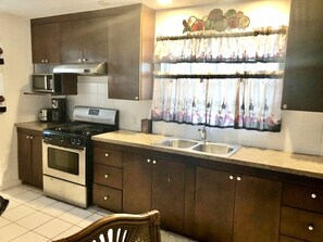 Private kitchen - Affordable waterfront 1 bedroom apartment (Providenciales)
